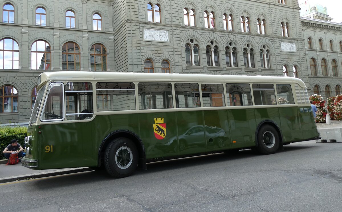 (278'280) - SVB Bern (Bernmobil historique) - Nr. 91/BE 27'091 - Saurer/R&J am 1. August 2025 in Bern, Bundeshaus