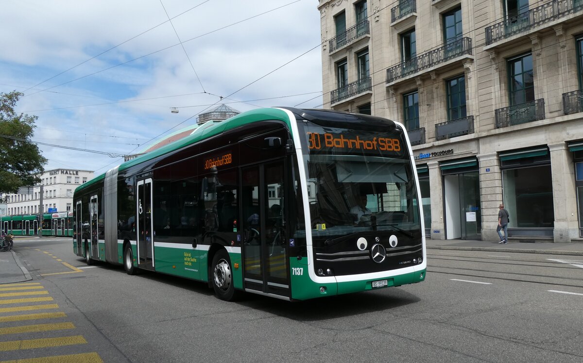 (278'448) - BVB Basel - Nr. 7137/BS 99'139 - eMercedes am 4. August 2025 beim Bahnhof Basel