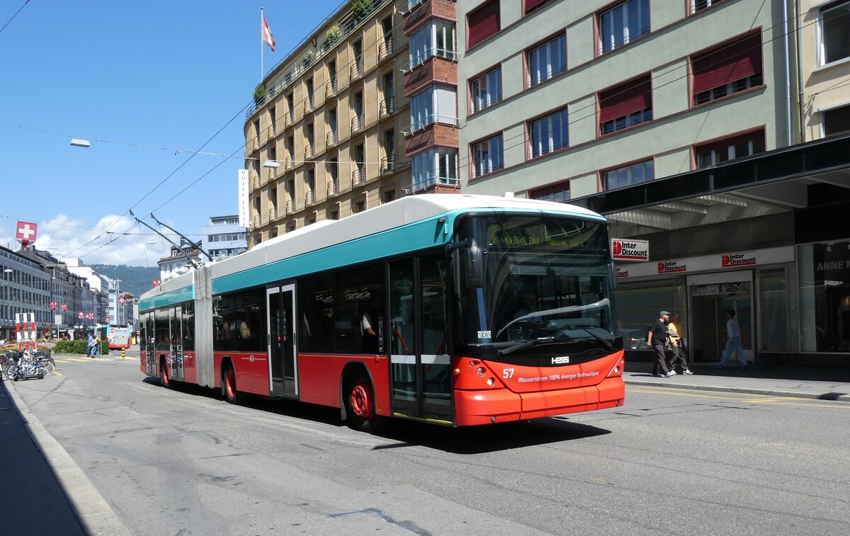 (278'481) - VB Biel - Nr. 57 - Hess/Hess Gelenktrolleybus am 4. August 2025 beim Bahnhof Biel