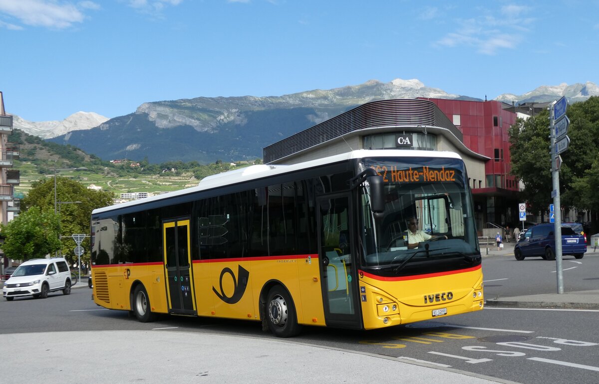 (278'520) - Lathion, Sion - Nr. 9/VS 12'990/PID 11'966 - Iveco am 5. August 2025 beim Bahnhof Sion