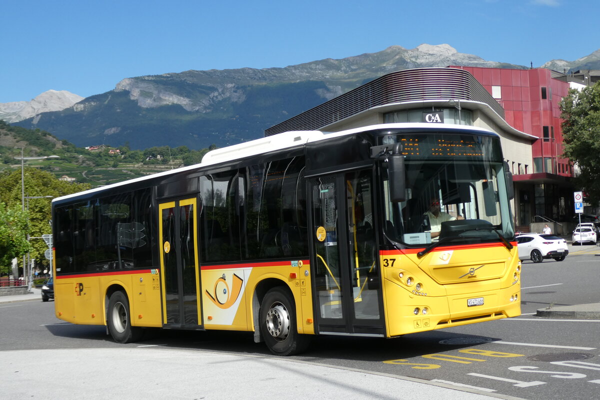 (278'521) - PostAuto Wallis - Nr. 37/VS 471'466/PID 10'867 - Volvo am 5. August 2025 beim Bahnhof Sion