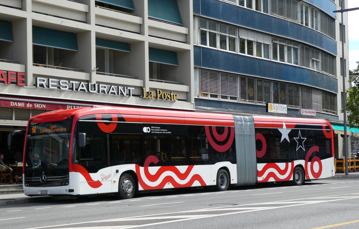 (278'539) - PostAuto Wallis - Nr. 143/VS 574'975/PID 12'143 - eMercedes am 5. August 2025 beim Bahnhof Sion