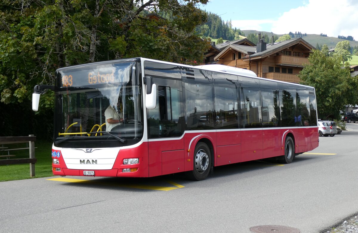 (278'565) - PostAuto Bern - BE 90'275/PID 12'337 - MAN (ex Dr. Richard, A-Wien Nr. 1413) am 5. August 2025 beim Bahnhof Sch�nried