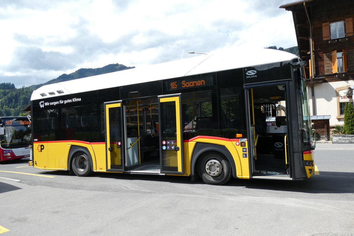 (278'568) - PostAuto Graub�nden - GR 162'991/PID 12'081 - eSolaris am 5. August 2025 beim Bahnhof Saanen
