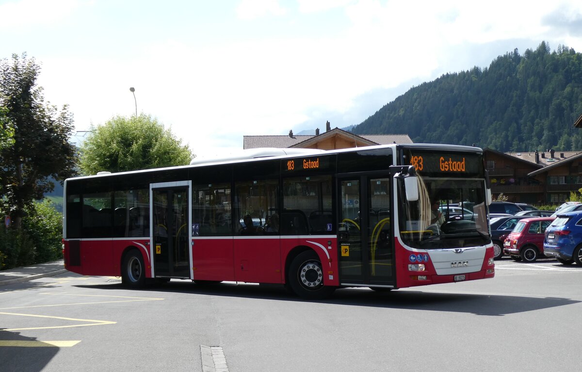 (278'569) - PostAuto Bern - BE 90'275/PID 12'337 - MAN (ex Dr. Richard, A-Wien Nr. 1413) am 5. August 2025 beim Bahnhof Saanen 