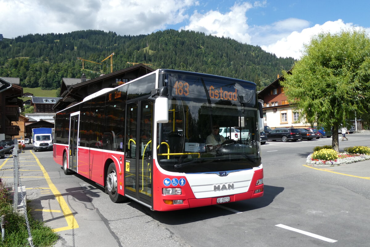 (278'570) - PostAuto Bern - BE 90'275/PID 12'337 - MAN (ex Dr. Richard, A-Wien Nr. 1413) am 5. August 2025 beim Bahnhof Saanen