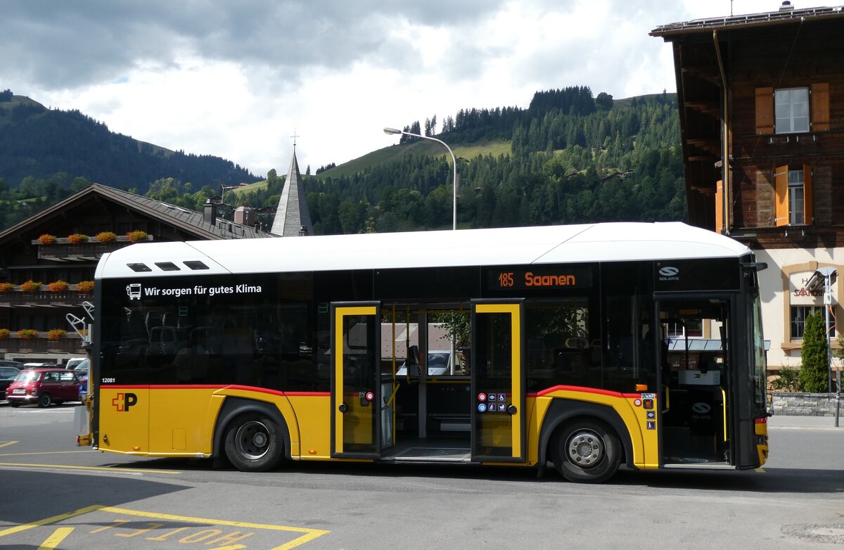(278'572) - PostAuto Graub�nden - GR 162'991/PID 12'081 - eSolaris am 5. August 2025 beim Bahnhof Saanen