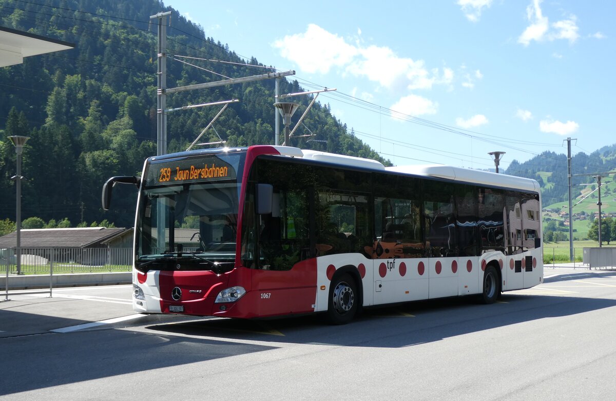 (278'595) - TPF Fribourg - Nr. 1067/FR 300'397 - Mercedes am 7. August 2025 beim Bahnhof Boltigen