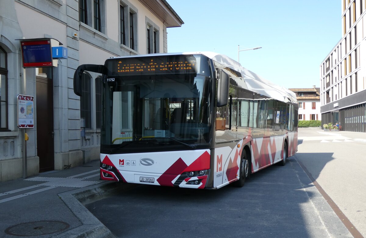 (278'681) - CarPostal Ouest - JU 36'566/PID 11'752 - Solaris am 9. August 2025 beim Bahnhof Del�mont