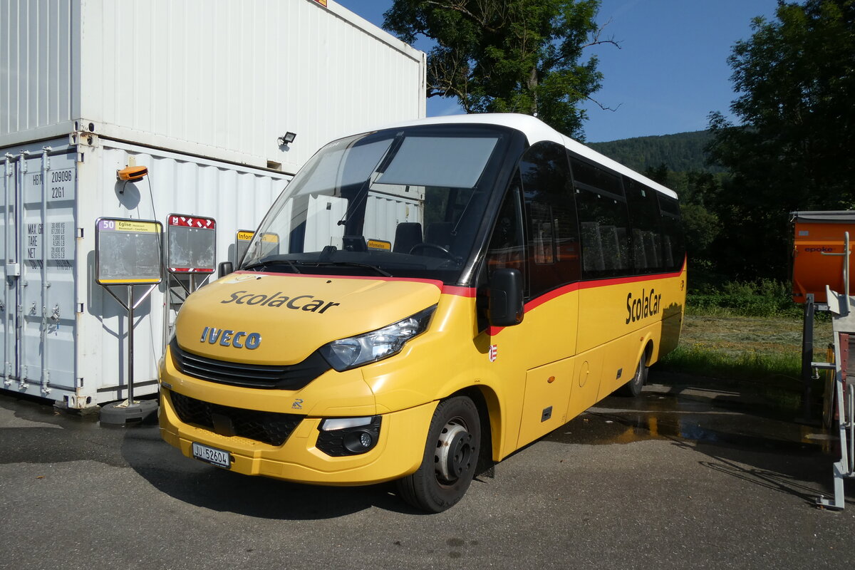 (278'702) - CarPostal Ouest - JU 52'604/PID 11'334 - Iveco/Rosero am 9. August 2025 in Develier, Parkplatz