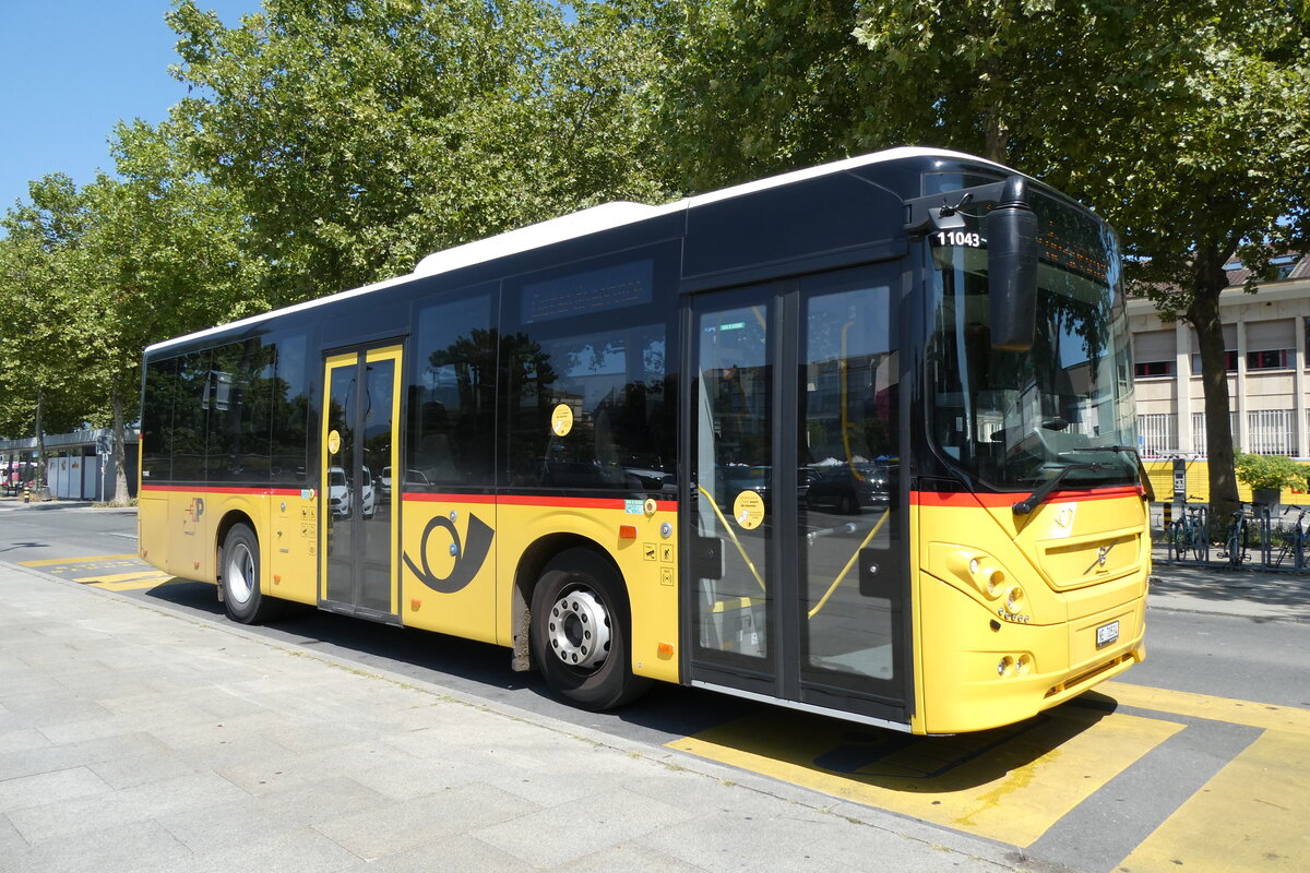 (278'720) - CarPostal Ouest - NE 70'534/PID 11'043 - Volvo am 9. August 2025 beim Bahnhof Yverdon