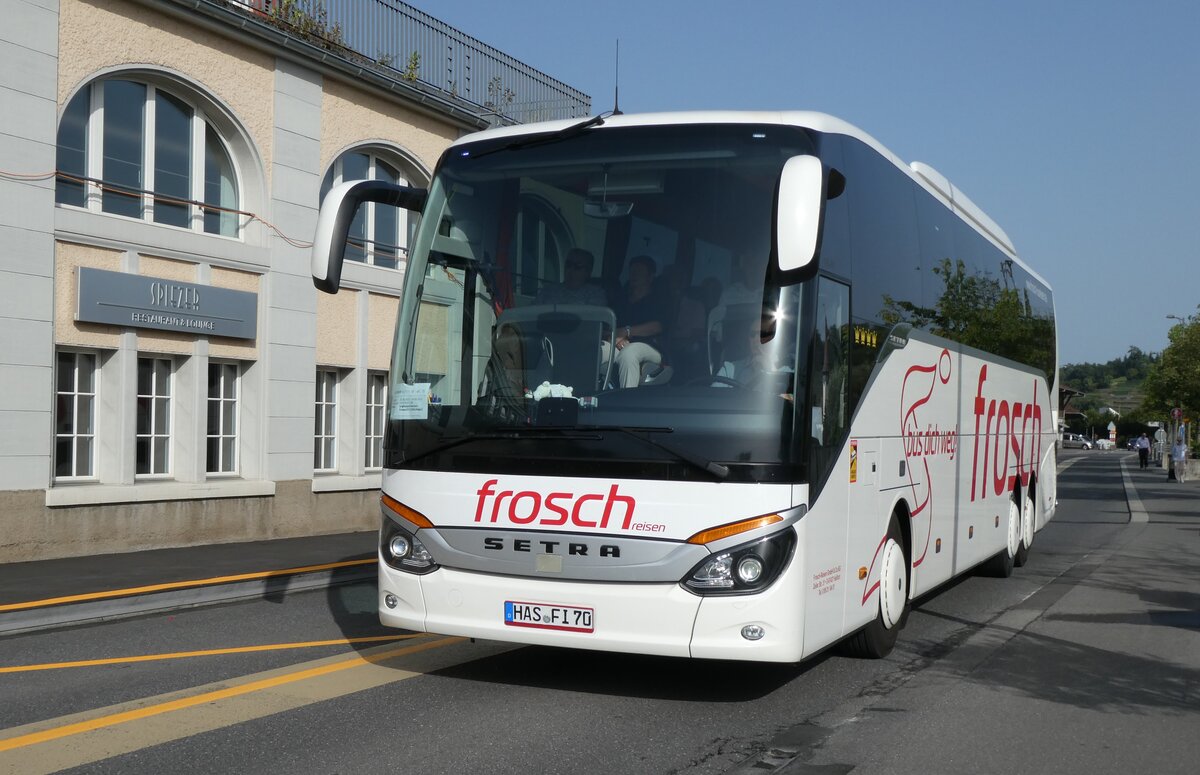 (278'806) - Aus Deutschland: Frosch, Hassfurt - HAS-FI 70 - Setra am 13. August 2025 beim Bahnhof Spiez