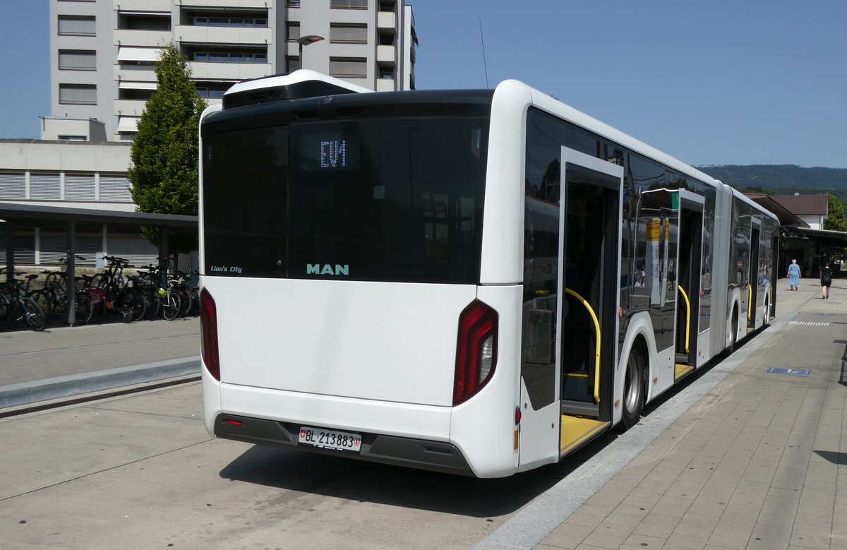 (278'829) - PostAuto Nordschweiz - BL 213'883/PID 12'418 - MAN (ex RSVG Troisdorf/D Nr. 2808) am 14. August 2025 beim Bahnhof Laufen
