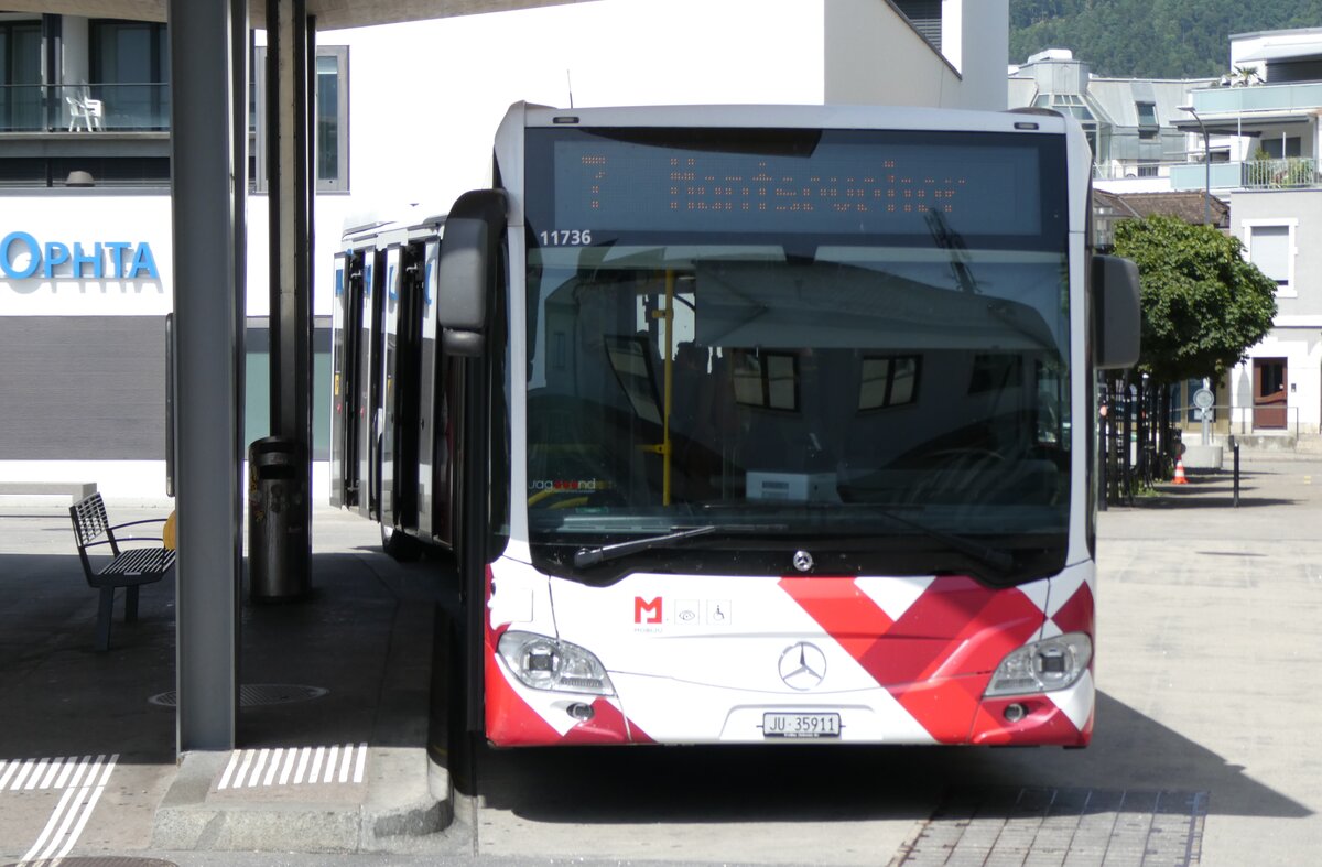 (278'831) - CarPostal Ouest - JU 35'911/PID 11'736 - Mercedes am 14. August 2025 beim Bahnhof Del�mont