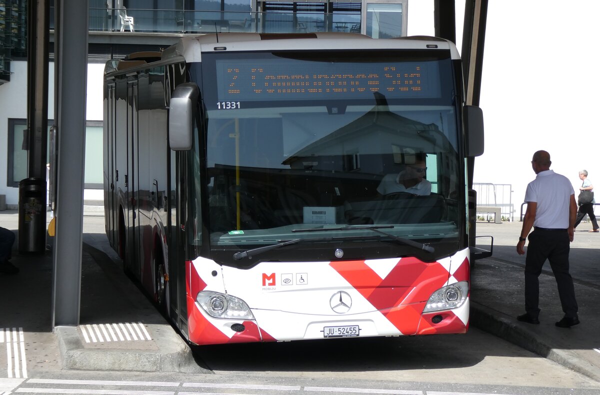 (278'832) - CarPostal Ouest - JU 52'455/PID 11'331 - Mercedes am 14. August 2025 beim Bahnhof Del�mont