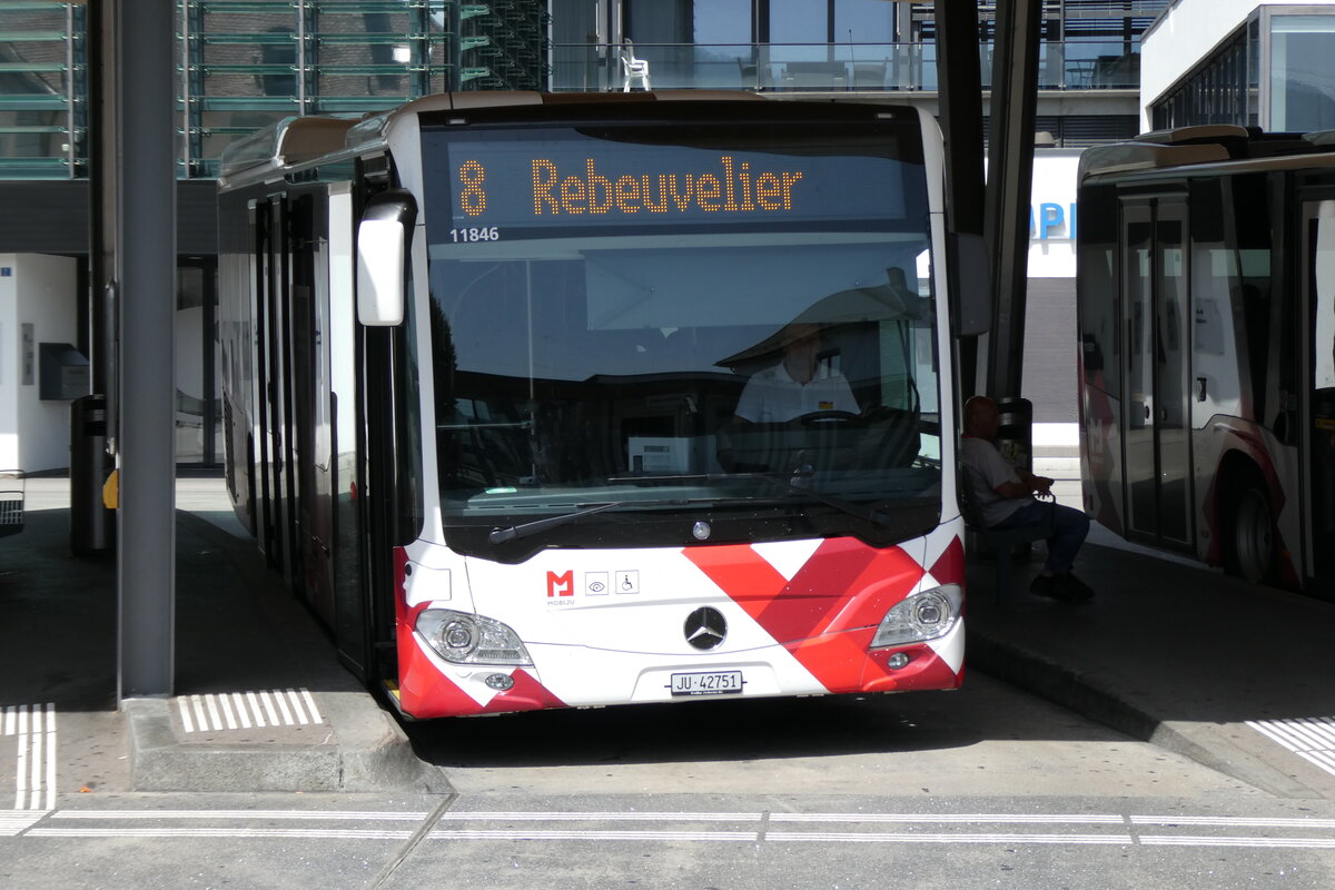 (278'833) - CarPostal Ouest - JU 42'751/PID 11'846 - Mercedes (ex CJ Tramelan Nr. 132) am 14. August 2025 beim Bahnhof Del�mont