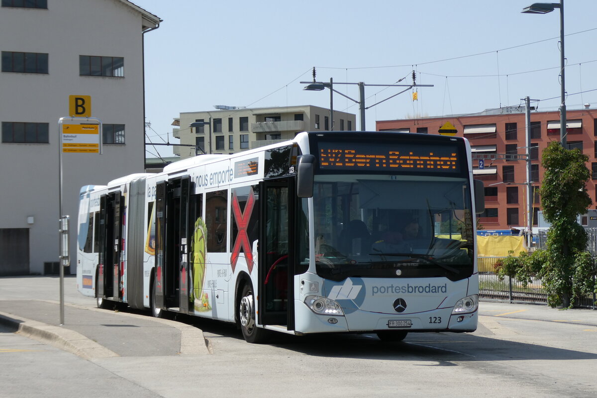 (278'877) - TPF Fribourg - Nr. 123/FR 300'254 - Mercedes am 15. August 2025 beim Bahnhof D�dingen