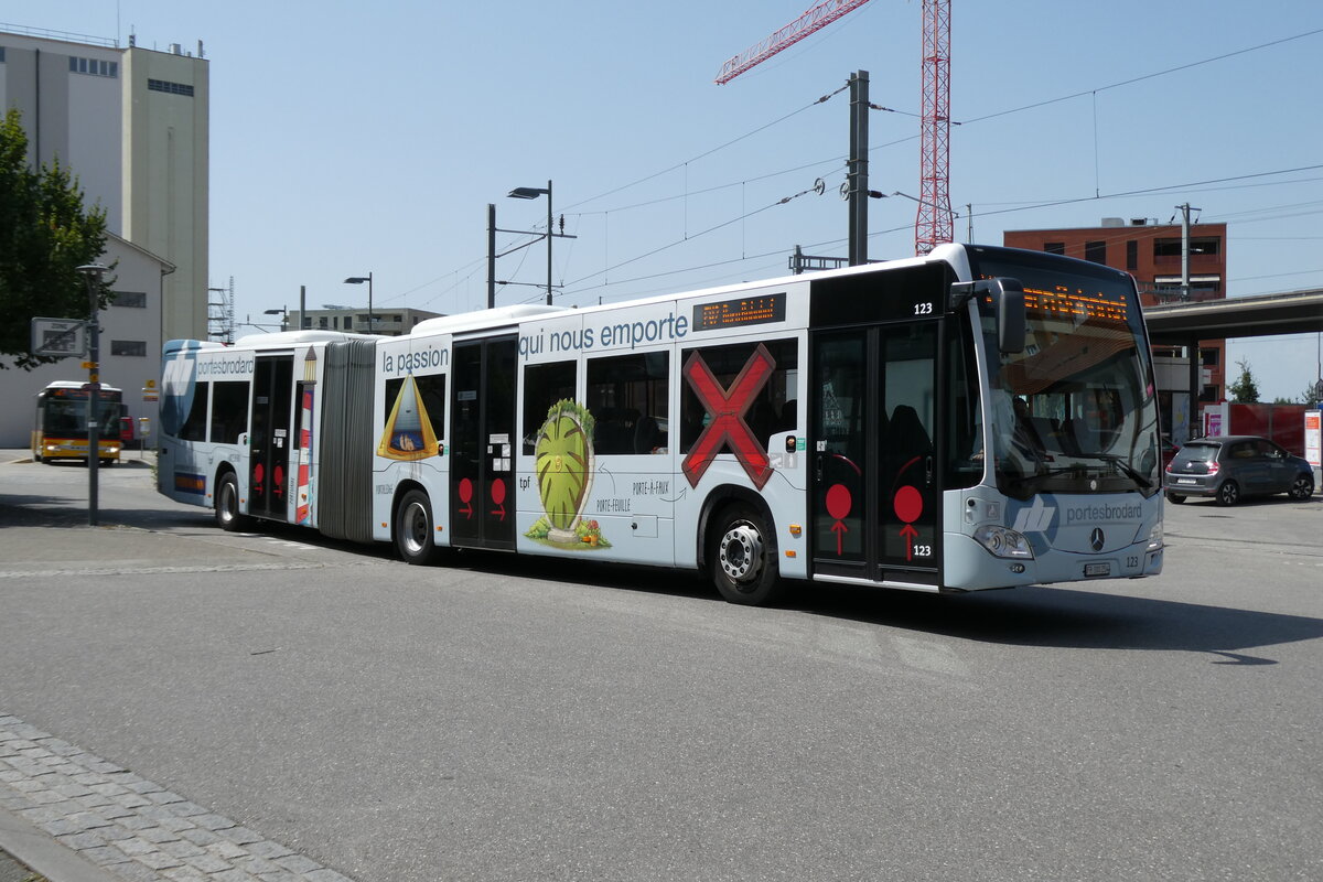 (278'882) - TPF Fribourg - Nr. 123/FR 300'254 - Mercedes am 15. August 2025 beim Bahnhof D�dingen