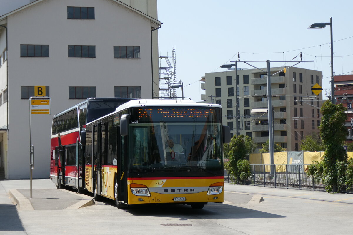 (278'893) - Wieland, Murten - Nr. 52/FR 300'635/PID 5205 - Setra am 15. August 2025 beim Bahnhof D�dingen