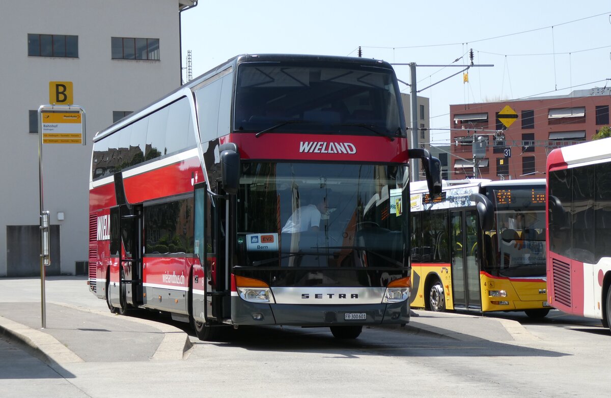 (278'895) - Wieland, Murten - Nr. 114/FR 300'601 - Setra am 15. August 2025 beim Bahnhof D�dingen