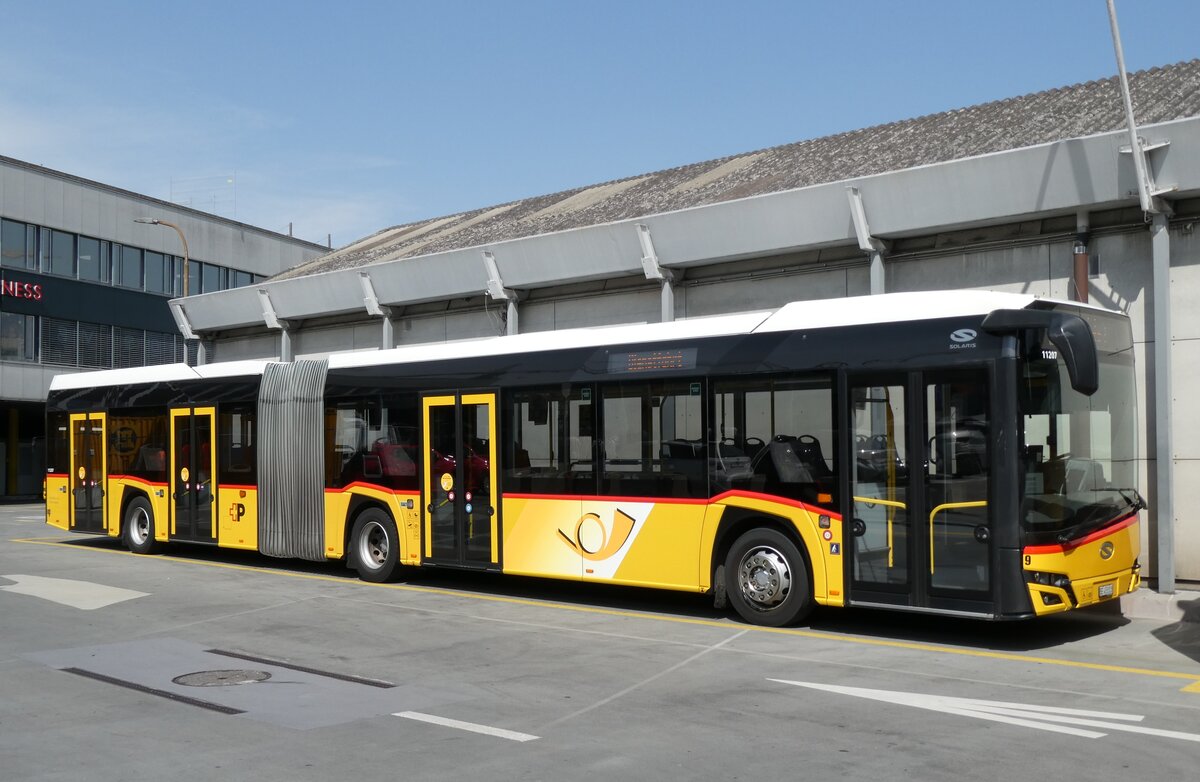 (278'918) - Steiner, Ortschwaben - Nr. 9/BE 433'818/PID 11'207 - Solaris (ex AVA Biel Nr. 11) am 15. August 2025 in Bern, Postautostation