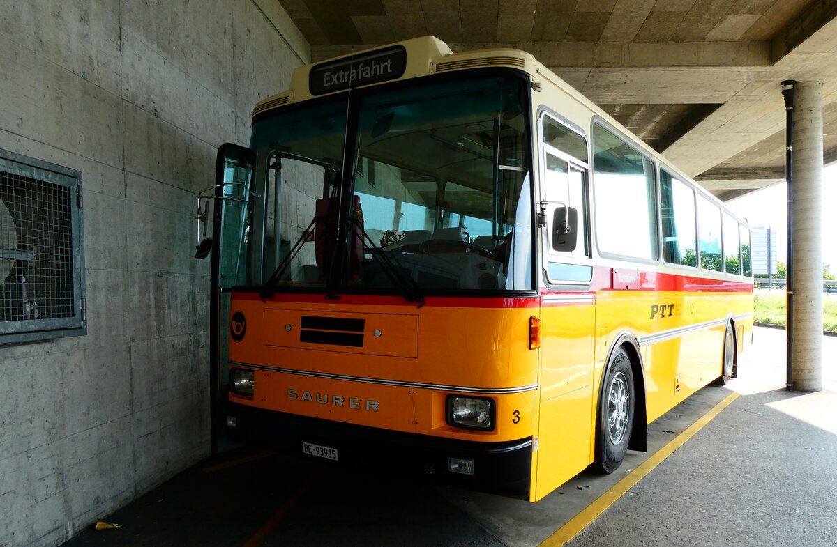 (279'138) - Kolb, Grasswil - Nr. 3/BE 93'915 - Saurer/R&J (ex Schmocker, Stechelberg Nr. 3/PID 2409; ex Schmocker, Stechelberg Nr. 1; ex Gertsch, Stechelberg Nr. 1) am 17. August 2025 in Avry-devant-Pont, Autobahnrastst�tte