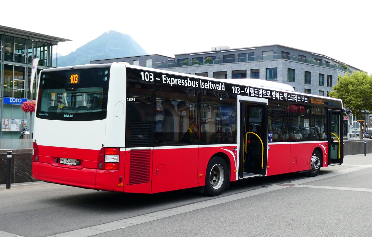 (279'238) - PostAuto Bern - BE 654'090/PID 12'339 - MAN (ex Dr. Richard, A-Wien Nr. 1419) am 19. August 2025 beim Bahnhof Interlaken Ost