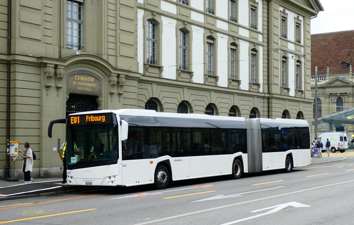 (279'249) - Intertours, Domdidier - Nr. 641/FR 300'641 - Solaris (ex PostBus/A BD 15'710) am 21. August 2025 beim Bahnhof Bern