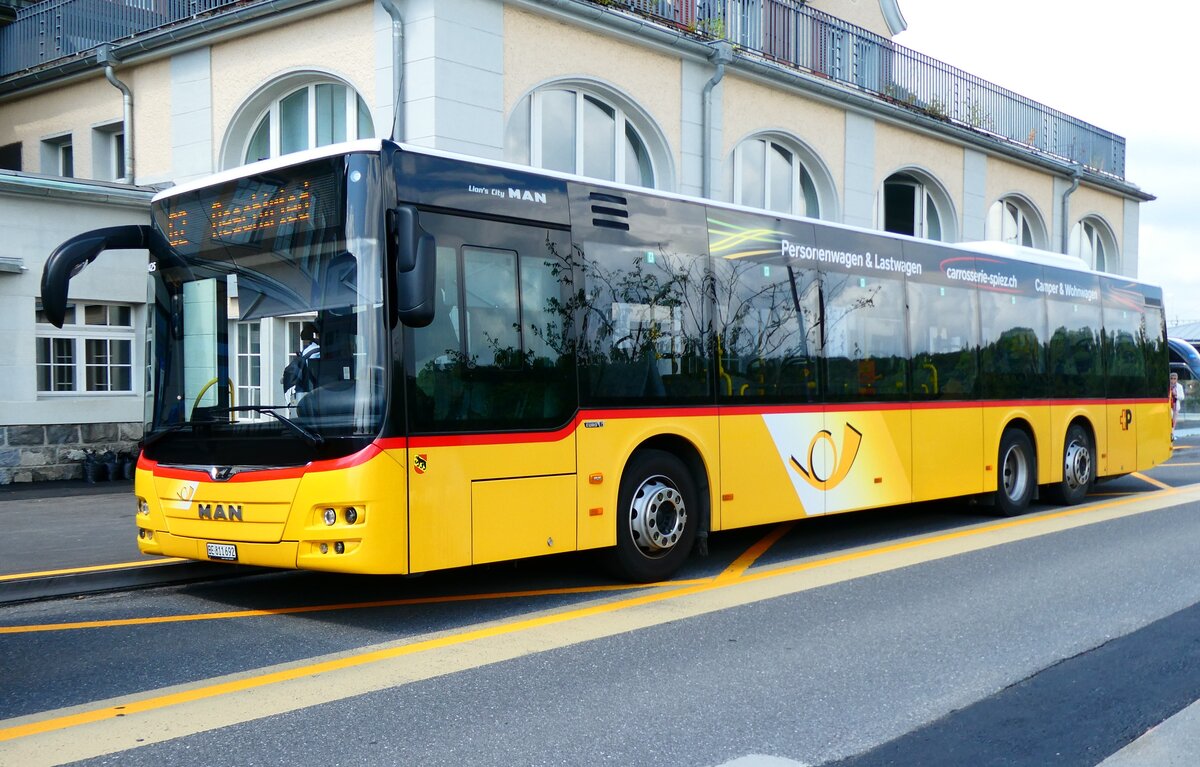 (279'273) - PostAuto Bern - BE 811'692/PID 11'425 - MAN am 22. August 2025 beim Bahnhof Spiez