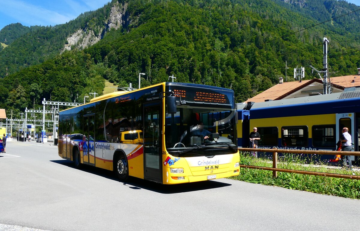 (279'348) - GrindelwaldBus, Grindelwald - Nr. 20/BE 349'361 - MAN/G�ppel am 25. August 2025 beim Bahnhof Zweil�tschinen