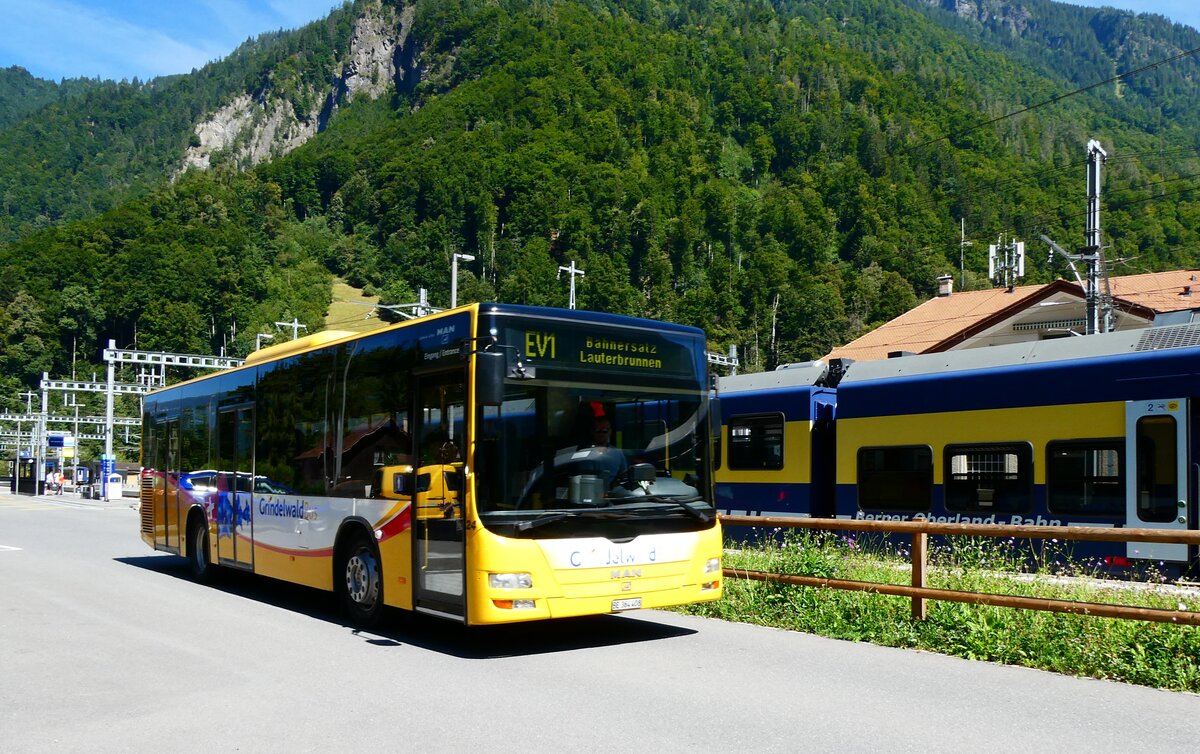 (279'349) - GrindelwaldBus, Grindelwald - Nr. 24/BE 364'408 - MAN/G�ppel am 25. August 2025 beim Bahnhof Zweil�tschinen