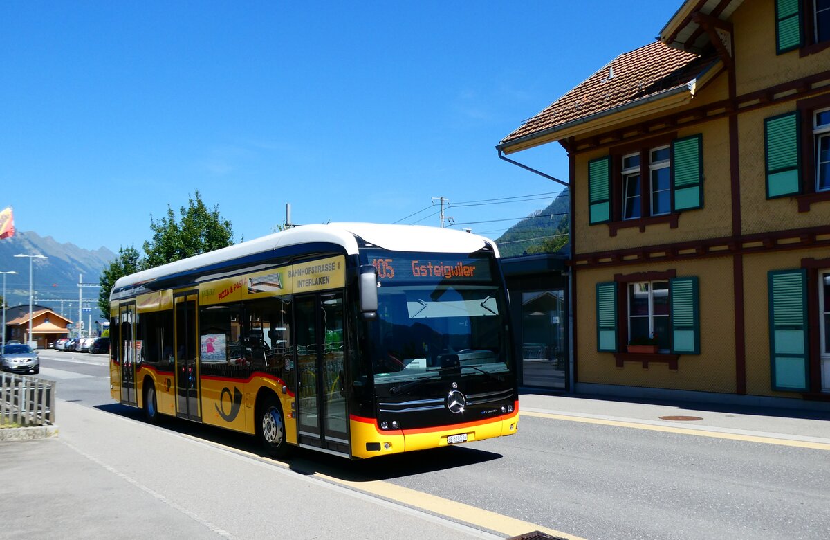 (279'368) - PostAuto Bern - BE 610'536/PID 12'125 - eMercedes am 25. August 2025 beim Bahnhof Wilderswil