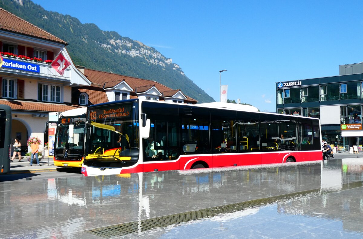 (279'379) - PostAuto Bern - BE 654'090/PID 12'339 - MAN (ex Dr. Richard, A-Wien Nr. 1419) am 25. August 2025 beim Bahnhof Interlaken Ost (Teilaufnahme)