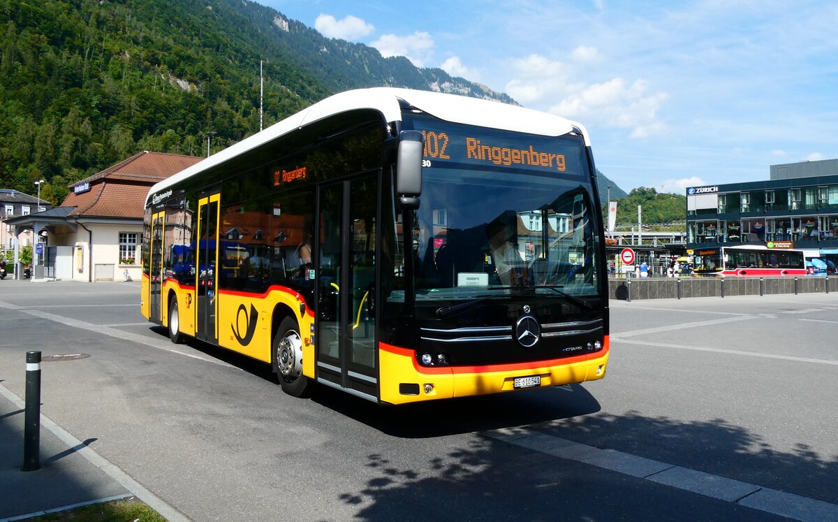 (279'458) - PostAuto Bern - BE 610'541/PID 12'130 - eMercedes am 26. August 2025 beim Bahnhof Interlaken Ost