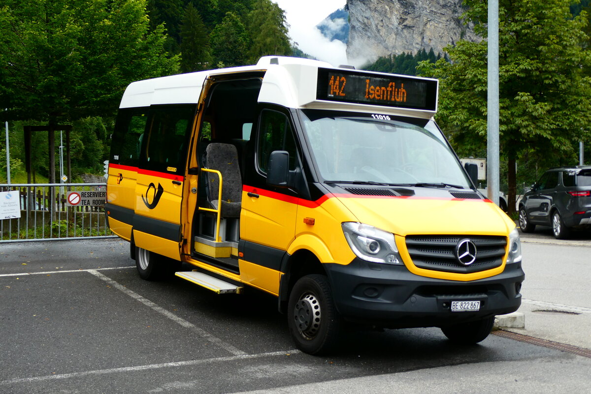 (279'472) - PostAuto Bern - BE 822'867/PID 11'016 - Mercedes am 28. August 2025 beim Bahnhof Lauterbrunnen