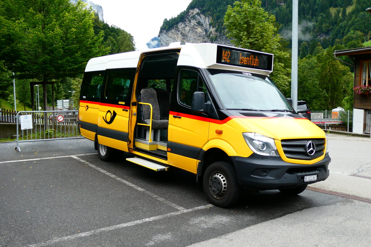 (279'473) - PostAuto Bern - BE 822'867/PID 11'016 - Mercedes am 28. August 2025 beim Bahnhof Lauterbrunnen