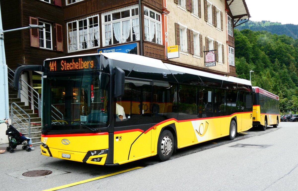 (279'482) - PostAuto Bern - BE 560'403/PID 11'936 - Solaris am 28. August 2025 beim Bahnhof Lauterbrunnen