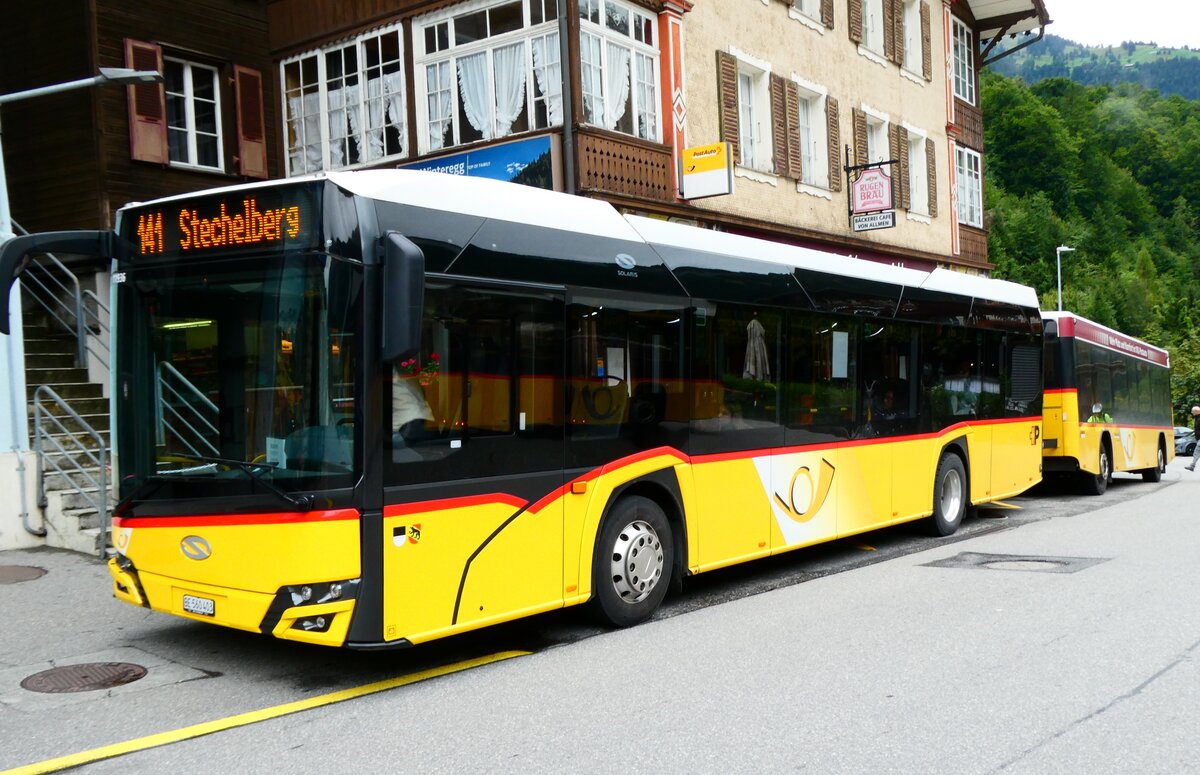 (279'483) . PostAuto Bern - BE 560'403/PID 11'936 - Solaris am 28. August 2025 beim Bahnhof Lauterbrunnen