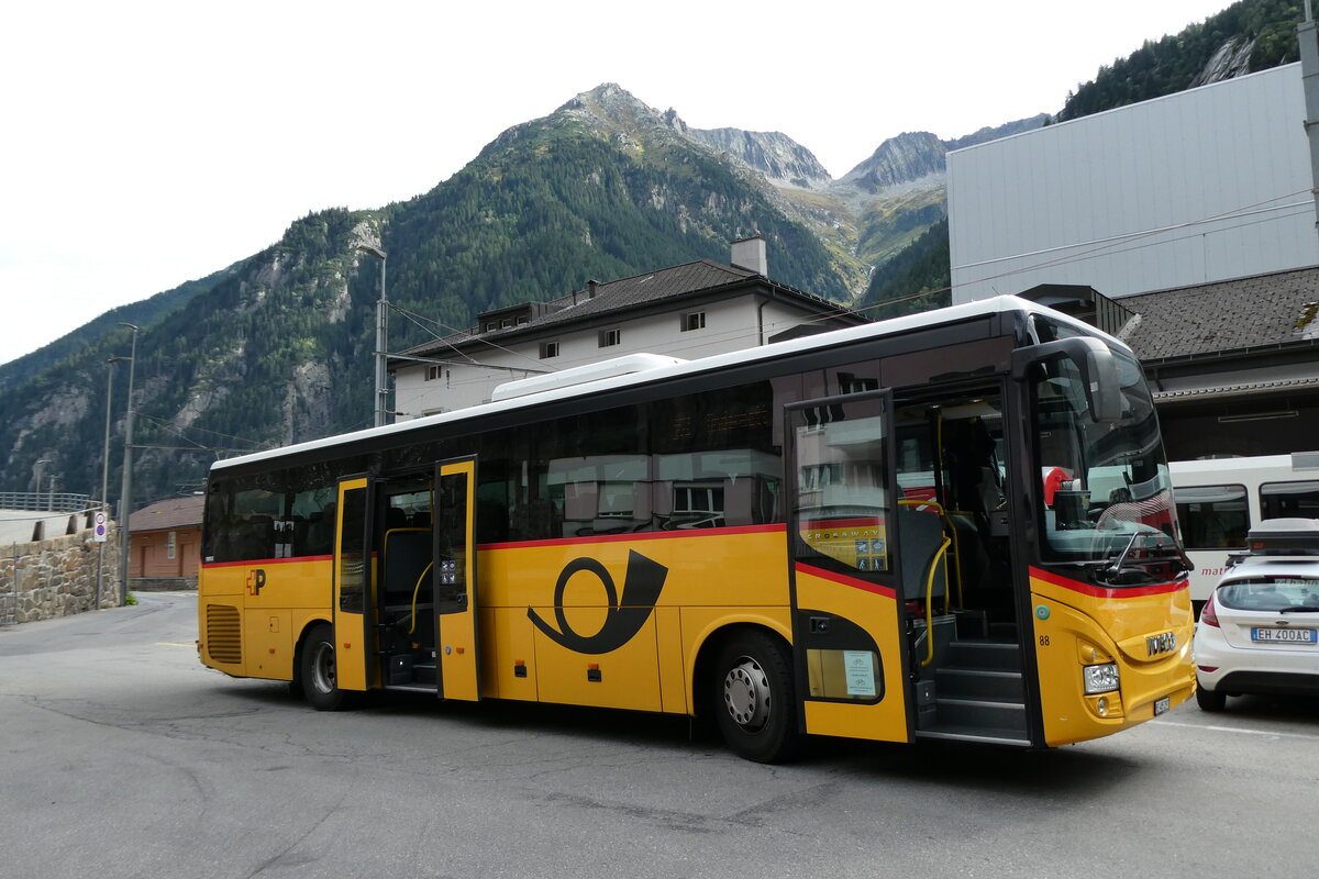 (279'839) - PostAuto Bern - Nr. 88/BE 485'297 - Iveco am 3. September 2025 beim Bahnhof G�schenen