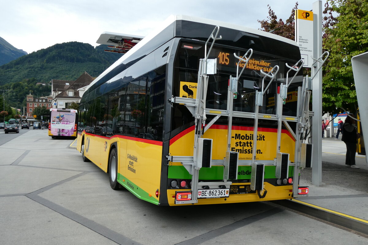 (279'874) - PostAuto Bern - BE 862'361/PID 12'280 - eSolaris am 4. September 2025 beim Bahnhof Interlaken West