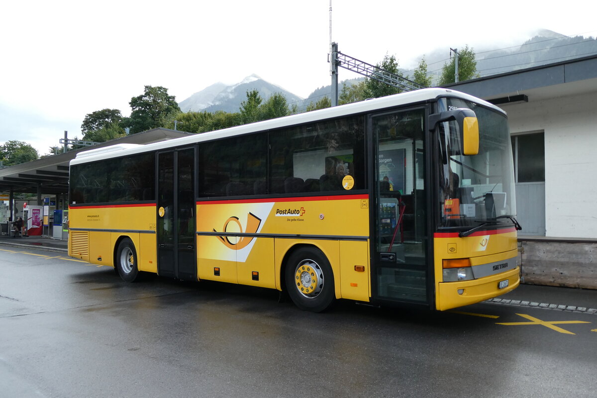 (279'883) - Spring, Schwenden - BE 26'671/PID 2592 - Setra am 5. September 2025 beim Bahnhof Oey-Diemtigen