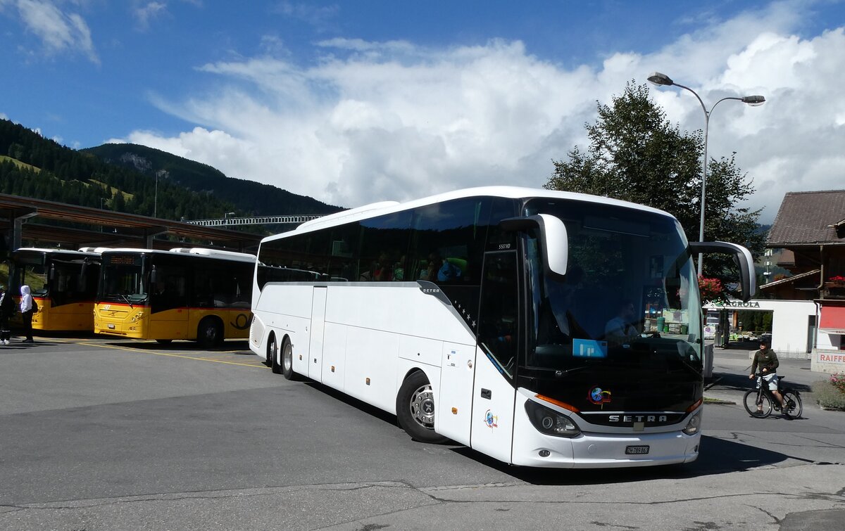 (279'896) - Giromundo, Z�rich - ZH 789'863 - Setra am 5. September 2025 beim Bahnhof Gstaad