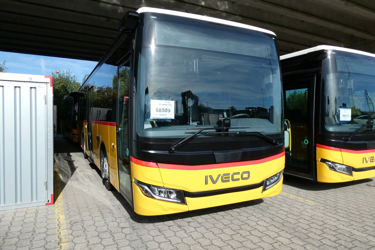 (280'000) - PostAuto Graub�nden - PID 12'382 - Iveco am 6. September 2025 in Kerzers, Murtenstrasse