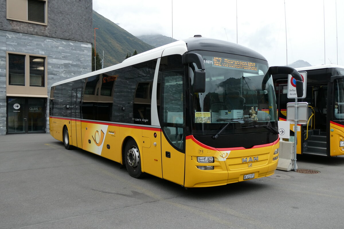 (280'057) - PostAuto Bern - Nr. 71/BE 412'071/PID 11'071 - MAN (ex PostAuto Zentralscheiz Nr. 20; ex Dillier, Sarnen Nr. 20) am 8. September 2025 in Andermatt, Bahnhofplatz