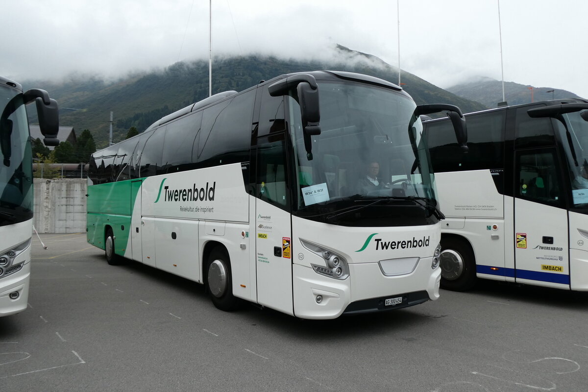 (280'063) - Twerenbold, Baden - Nr. 62/AG 300'454 - VDL am 8. September 2025 in Andermatt, Bahnhofplatz