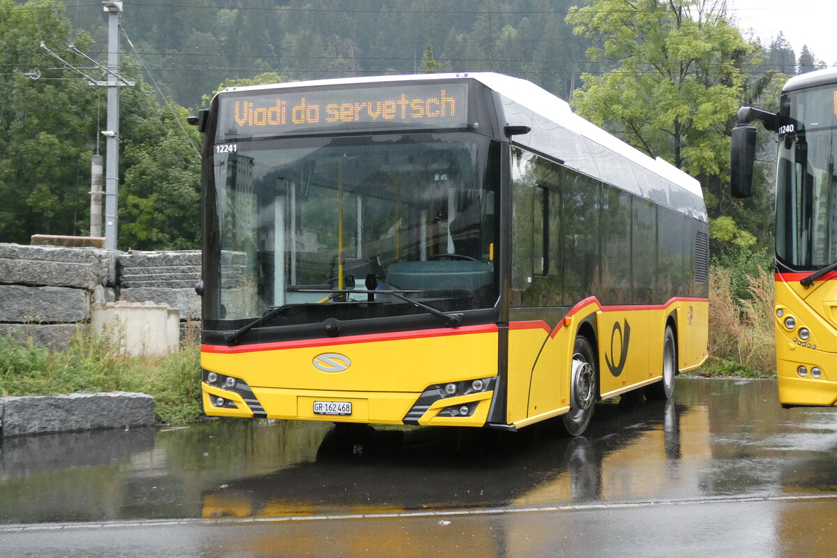 (280'095) - PostAuto Graub�nden - GR 162'468/PID 12'241 - Solaris am 9. September 2025 beim Bahnhof Ilanz