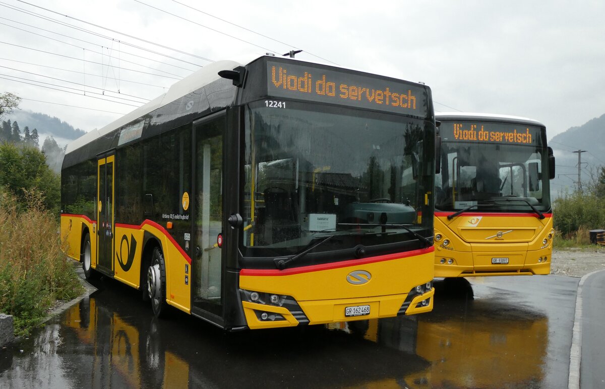 (280'096) - PostAuto Graub�nden - GR 162'468/PID 12'241 - Solaris am 9. September 2025 beim Bahnhof Ilanz
