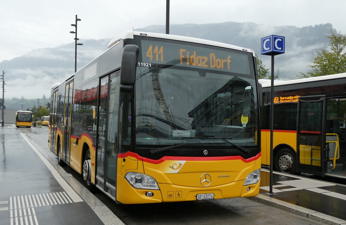 (280'105) - PostAuto Graub�nden - GR 43'774/PID 11'921 - Mercedes am 9. September 2025 beim Bahnhof Ilanz