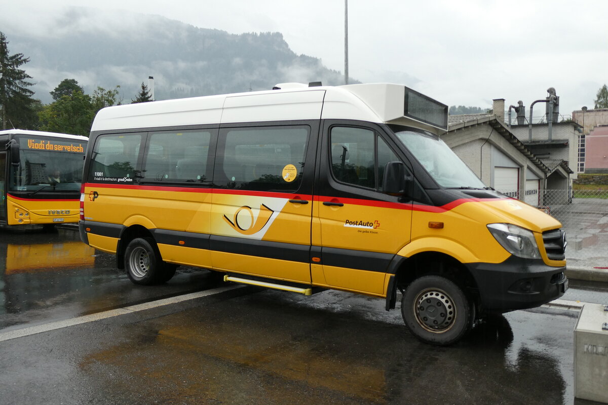 (280'111) - PostAuto Graub�nden - GR 86'694/PID 11'001 - Mercedes (ex Nr. 35; ex Nr. 5) am 9. September 2025 beim Bahnhof Ilanz