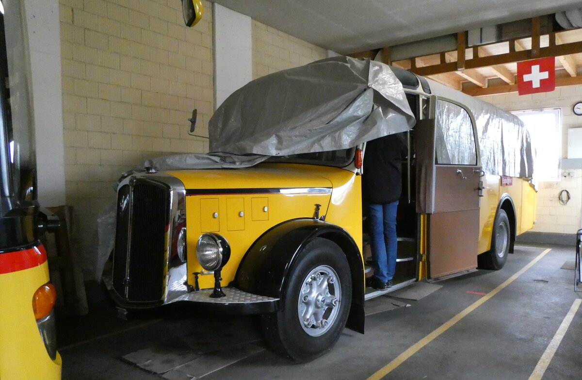 (280'230) - Sol�r&Fontana, Ilanz - Nr. 5 - Saurer/R&J am 10. September 2025 in Disentis, Garage Bundi (teilweise zugedeckt)